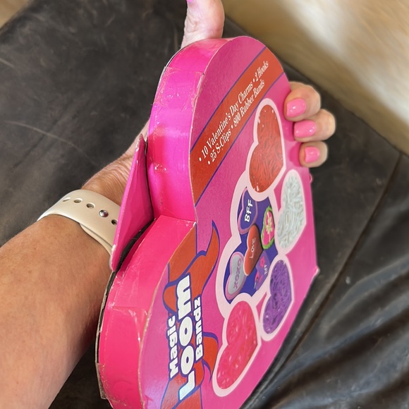 Magic Loom Bandz made for Valentines Day w charms in charming heart box. NIB - Picture 7 of 7